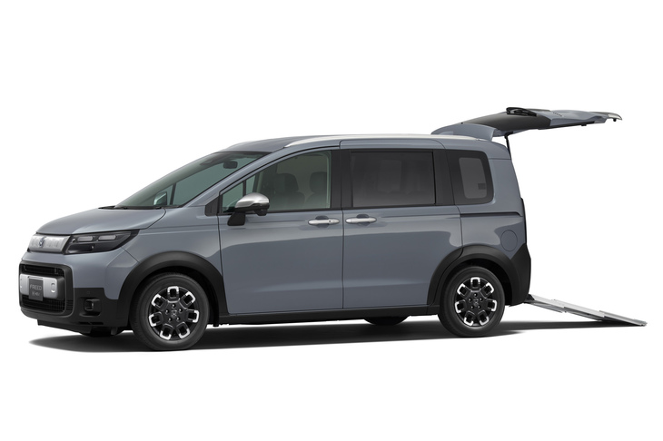 車いすの積載に対応する「スロープ」（写真）と助手席シートが回転する「リフトアップシート」のいわゆる福祉車両は、今回「クロスター」にのみ設定される。あえてアクティブなエクステリアデザインのクロスターに福祉車両を用意したのは、「家族や仲間と自由にいろいろなところに出かけてほしい」という開発陣の強い思いからだという。