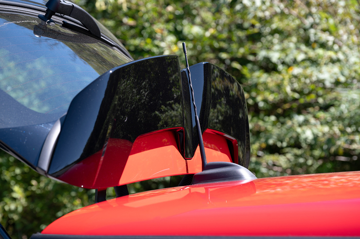 テールゲートを開けたときにルーフアンテナをよけるためだ。