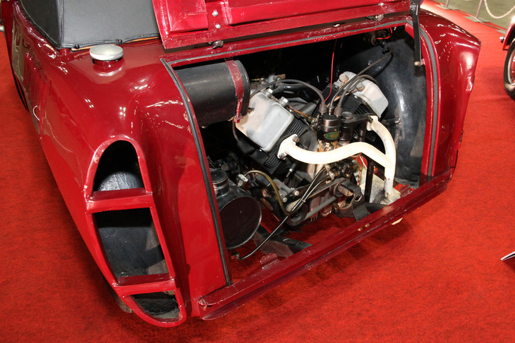 「F/F（フライングフェザー）」は、12.5PSを発生する空冷350cc 90度V型2気筒エンジンをラダーフレームのリアエンドに積み、ダットサン用の3段MTを介して後輪を駆動した。