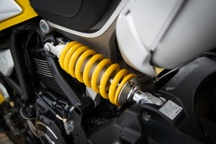 リアサスペンションにはKYB製のプリロード／リバウンド調整機構付きモノショックを採用。シートの左側に、見えるように装備されている。