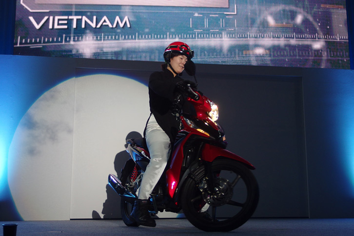 世界各国で活躍する「スーパーカブ」の派生モデルも登場した。写真はベトナムやミャンマーで販売される「wave RSX」。