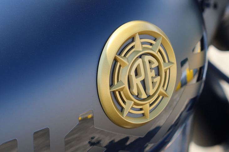 彫刻的なタンクエンブレム。車体色によっては、立体的なエンブレムに代えてロゴのペイントが添えられる。