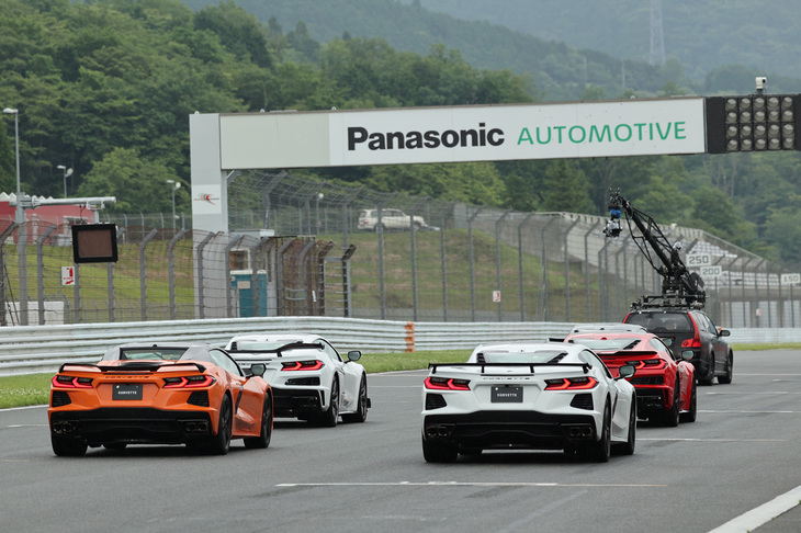さすがプロ、カメラカーの後方で一糸乱れぬフォーメーションをキープ。「コルベットE-Ray」の後ろは2台の「コルベットZ06」、その後方にベースモデルの「コルベット」と「コルベット コンバーチブル」が続く。