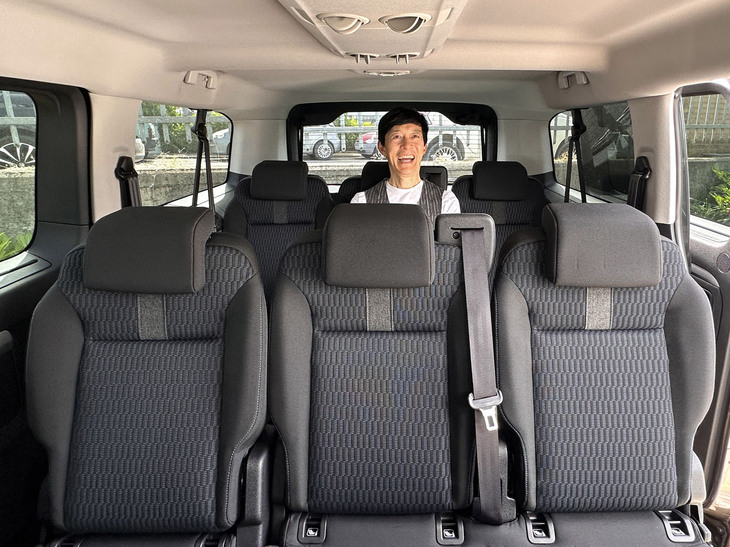 2・3列目を眺める。個人的には「アルファード」のような演出されたラグジュアリー感よりも、このように洗練されたファブリック張りシートが並ぶ空間が心地よい。