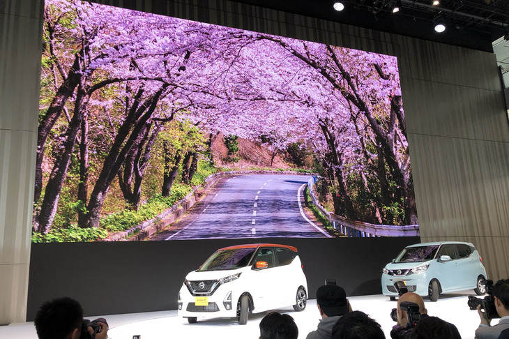 星野専務と入れ替わるようにステージに登場した新型「デイズ」と「デイズ ハイウェイスター」。