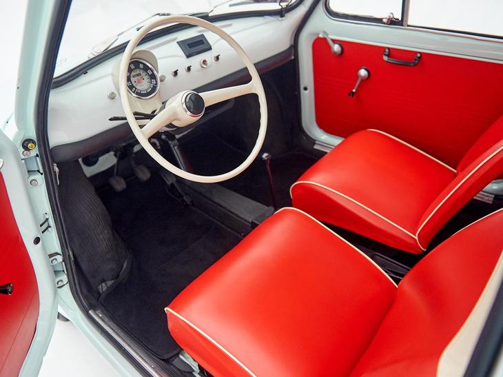 インテリアはまさに“オリジナル・チンク”そのもの。見てわかる違いは、ダッシュボード上に小さなディスプレイが追加された程度で、EV化に際して雰囲気が崩されたということはない。