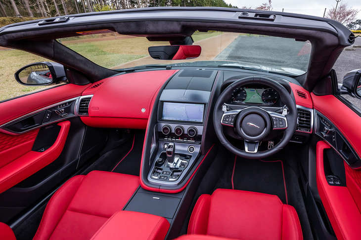 「R-DYNAMICブラック」グレードでは、内装色を「エボニー」または「マーズレッド」の2種類から選択できる。今回試乗した車両では、後者が選択されていた。