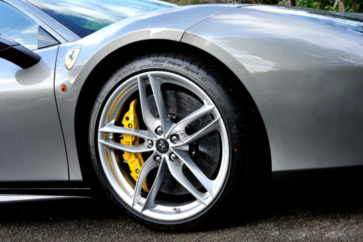 タイヤサイズは前が245/35ZR20（写真）、後ろが305/30ZR20。