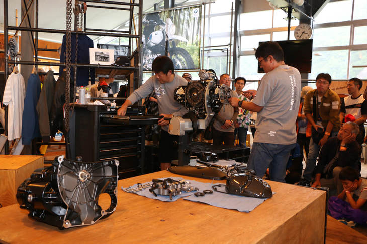土曜日のみに実施された空冷ボクサーエンジンの解体ショーでは、「R nineT」シリーズに搭載される水平対向2気筒エンジンをメカニックが分解。普段目にすることができないBMWエンジンの世界をオーナーたちは真剣に見学していた。