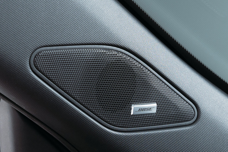 マイナーチェンジ前の「アウトランダー」には6スピーカーの標準オーディオシステムのほか、上級に9スピーカーの「BOSEプレミアムサウンドシステム」が用意されていた。
