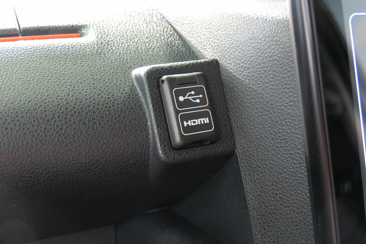 ダイハツ・タント ファンクロス（HDMIソケット）