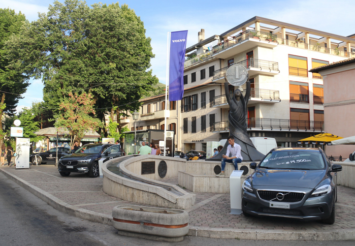 ボルボが展示されたピアッツァ（広場）。セール車らしく「ボルボV40クロスカントリー」のウィンドウには「1万9500ユーロ（約254万円）から」とのキャッチが。