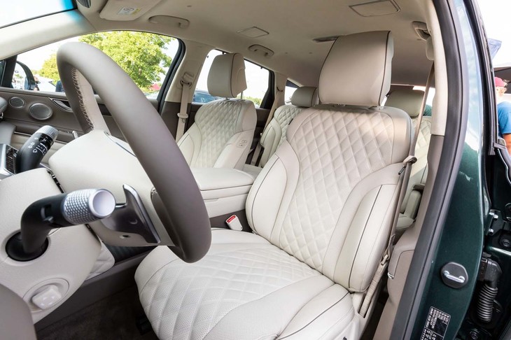 ジェネシスGV80（フロントシート）