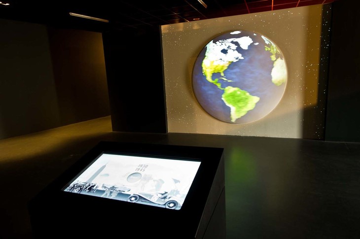 「グローバリゼーション」。新興国の台頭、自動車技術の複雑化、肥大する開発費用、製作費用削減、環境問題、エネルギー資源見直し、自動車使用形態の変化――さまざまな要素が生み出した自動車のグローバリゼーション化を語るのは、アートだ。これもMAUTOならではの展示方法。従来の自動車博物館の枠組みを超えたもの。