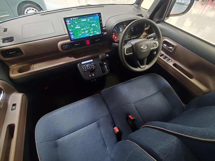 ブラウンのトリムにネイビーブルーのシートと、「セオリー」ではインテリアも既存の“かわいい系軽乗用車”とは趣の異なるものとなっている。