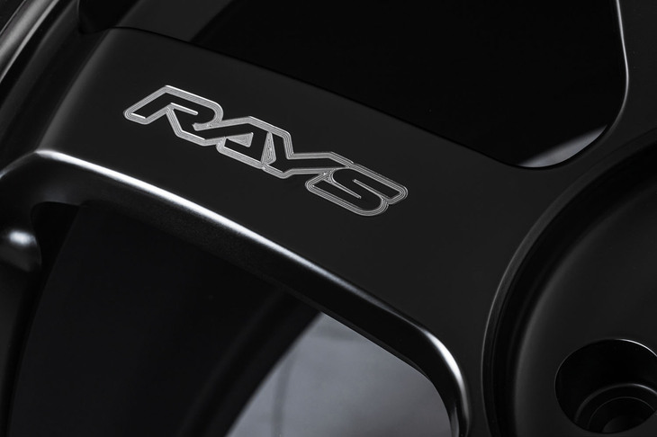 レイズ独自のマシニング技術「A.M.T.」により、スポークに美しく刻まれた「RAYS」ロゴ。