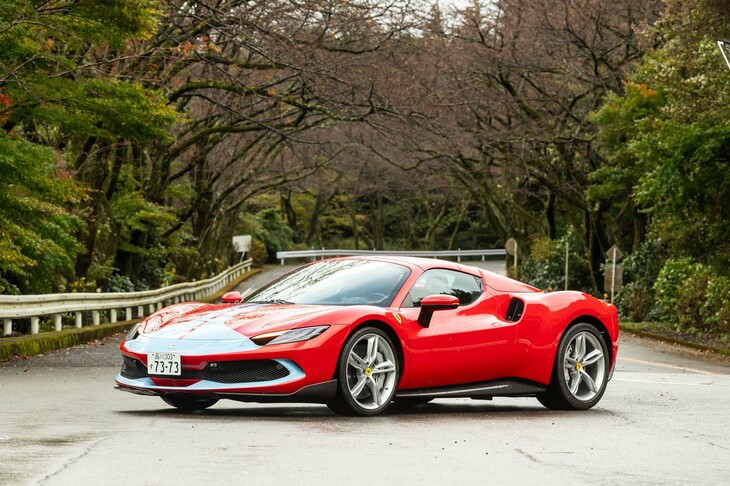 【フェラーリ296GTSのスペック】
	ボディーサイズ：全長×全幅×全高＝4565×1958×1191mm／ホイールベース：2600mm／車重：1540kg（乾燥重量）／1730kg（車検証記載値）／駆動方式：MR／エンジン：3リッターV6 DOHC 24バルブ ターボ／モーター：交流同期電動機／トランスミッション：8段AT／エンジン最高出力：663PS（488kW）/8000rpm／エンジン最大トルク：740N・m（75.5kgf・m）/6250rpm／モーター最高出力：167PS（122kW）／モーター最大トルク：315N・m（32.1kgf・m）／システム最高出力：830PS（610kW）/8000rpm／タイヤ：（前）245/35ZR20 91Y／（後）305/35ZR20 104Y（ブリヂストン・ポテンザ スポーツ）／燃費：6.5リッター/100km（約15.4km/リッター、WLTPモード）／価格：4150万円
	
	【取材時の燃費データ】
	テスト距離：260.8km（市街地1：高速道路6：山岳路3）／使用燃料：31.7リッター（ハイオクガソリン）／参考燃費：8.2km/リッター（満タン法）