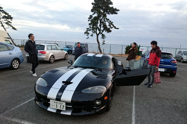 エンジン始動時の「バイパー」の爆音と、生ガスのかぐわしい香りにドン引きするwebCGメンバー。（写真：webCG 関）