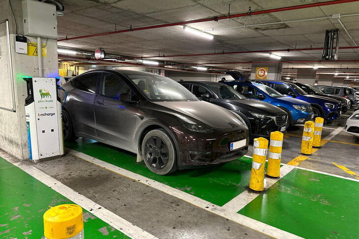 デンマークからやってきた「テスラ・モデルY」がチャージ中。充電器はアジップと同じエニ社が運営するプレニテュードのものだ。