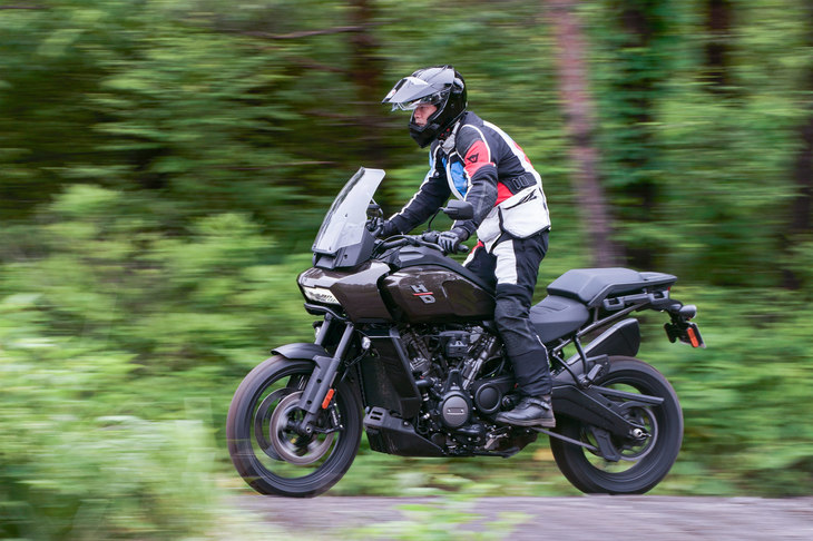 ベースグレードの「パン アメリカ1250」。パワートレインは上級モデルと共通だが、電子制御サスペンションやナックルガード、ハンドルヒーターなどの装備類が省略される。