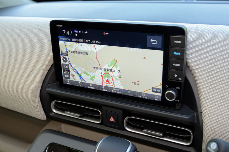 「フリード」は全グレードでナビゲーションがオプション。Honda CONNECT対応のこの9インチナビは20万2400円で、30万円以上もする11.4インチも選べる（約15万円の8インチもある）。