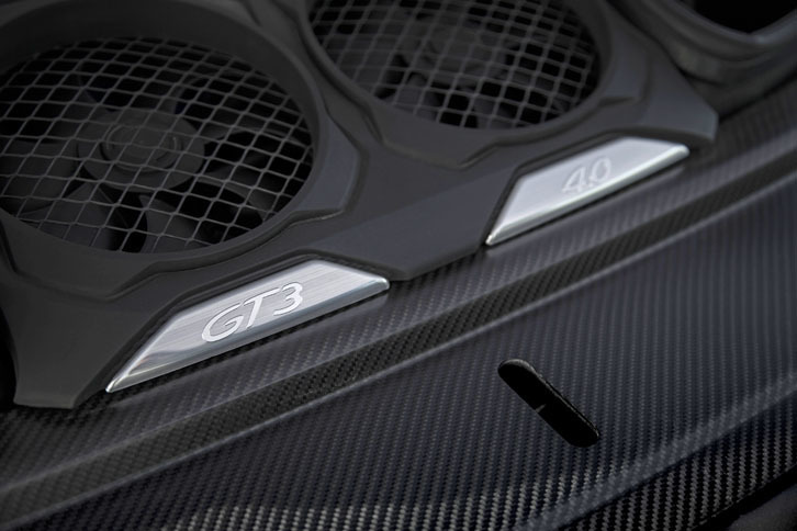 「911 GT3カップ」譲りとうたわれる3996ccの水平対向6気筒自然吸気ユニットは500psと460Nmを生み出す。エンジンフードを開けても従来同様、エンジン本体を見ることはできない。