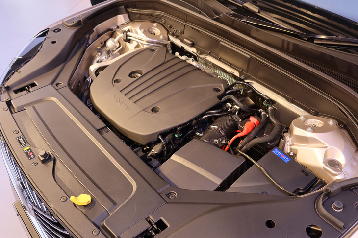 ボルボXC90プラスB5 AWD（エンジンルーム）