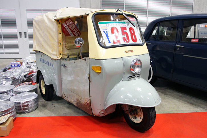 現役時代の屋号が描かれたままの1960年「ダイハツ・ミゼットDSA」。空冷2ストローク単気筒249ccエンジンを積んだ、バイクのようにまたがるバーハンドル仕様の一つ目小僧で、価格は258万円。Profitの出展。