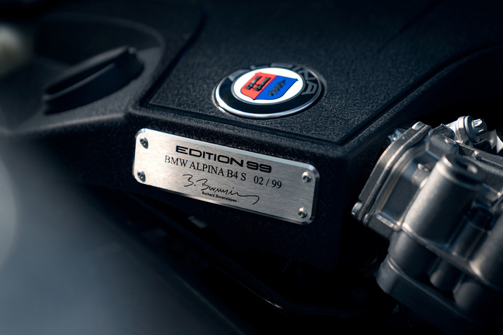 エンジンルームに貼られたプロダクションプレート。