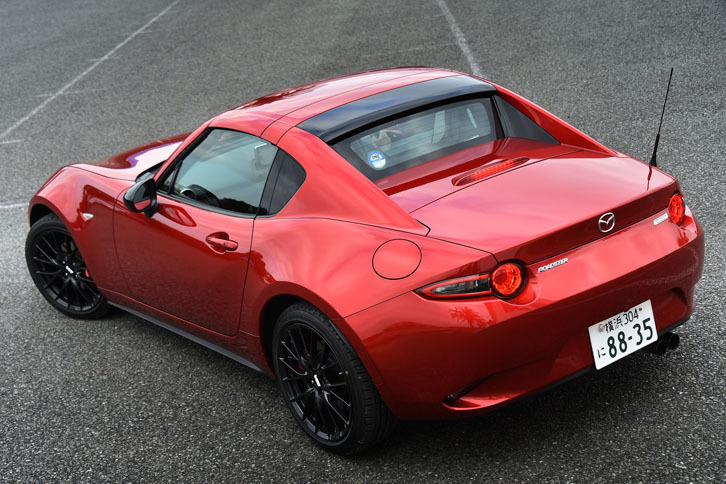 ルーフからリアエンドへとスムーズにつながるファストバックスタイルが美しい「ロードスターRF」のリアビュー（写真は「RS」）。