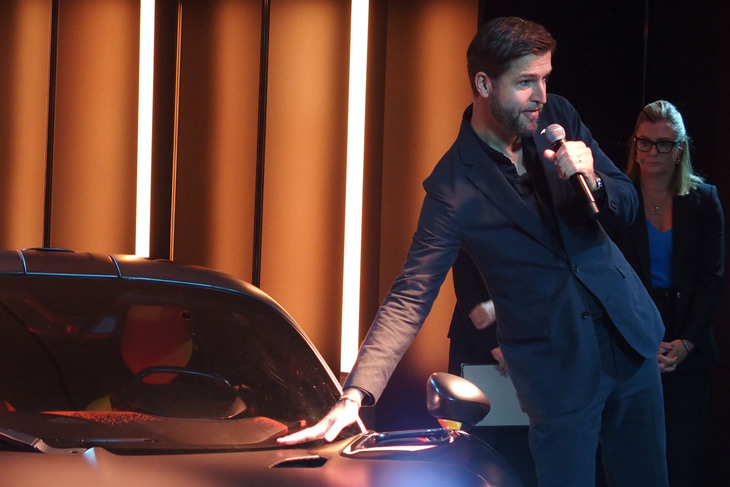 「マクラーレンW1」の発表イベントでデザインの説明を行ったマクラーレン・オートモーティブの最高デザイン責任者（CDO）、トビアス・シュールマン氏。