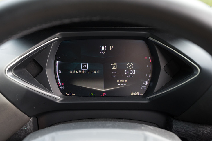 液晶式のメーターパネルは7インチのコンパクトサイズ。黒地にゴールドのフォントを組み合わせたゴージャスなカラーリングだ。