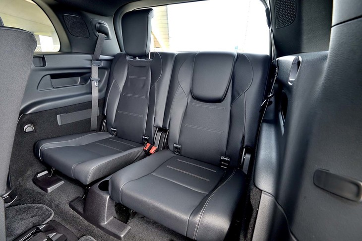 やや座面の低い3列目シートは、長時間の使用には向かない印象。ヘッドレストは格納式で、写真左が引き出した状態。