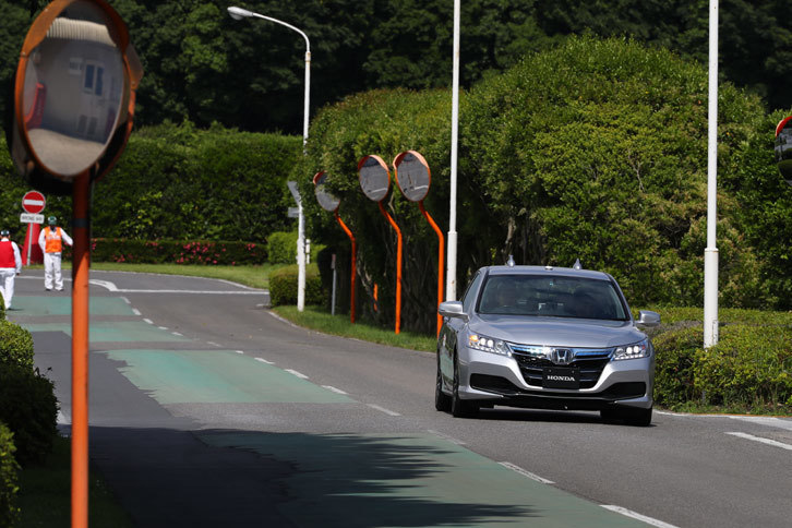 センサーの高度化に加え、状況認識や進路の選択などをつかさどるシステムの高度化も、自動運転の実現には必須となる。