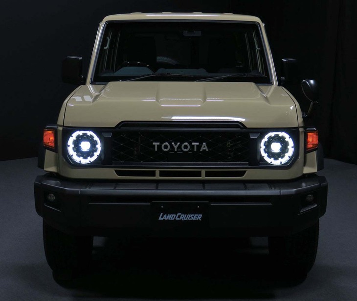 新型「ランドクルーザー“70”」で目を引くのが、オリジナル“70”を思わせる丸型のヘッドランプ。2014年に期間限定で販売されたモデルには、四角いランプが装着されていた。