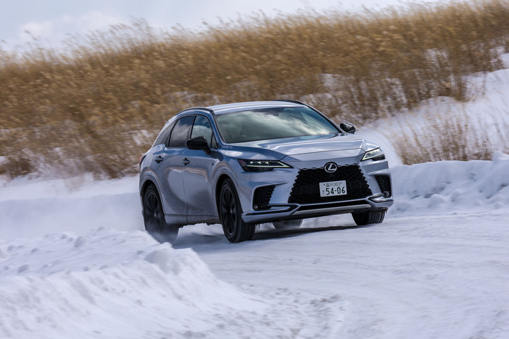 マイナーチェンジで他グレードにも拡大したが、「RX500h“Fスポーツ パフォーマンス”」は後輪操舵の「DRS」を搭載。ドライ路面でも役立つ装備だが、こうした低ミュー路のほうが効果のほどがよく分かる。