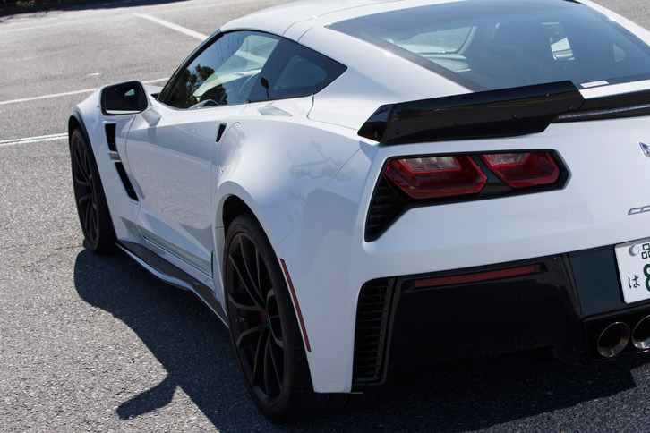 「グランスポーツ」の特徴は「Z06」ゆずりのシャシーチューンにあり、フロント側で4cm、リア側で5cm幅の広いタイヤを収めるため、「Z51」と比べてフェンダーが大きく張り出している。