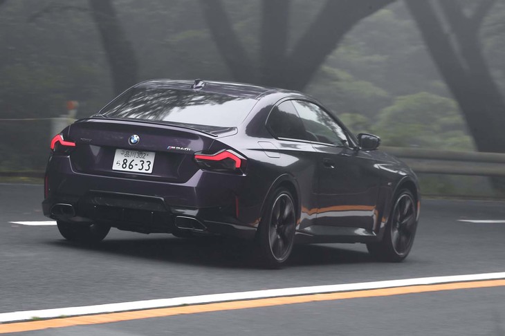 【BMW M240i xDriveクーペのスペック】
	ボディーサイズ：全長×全幅×全高＝4560×1825×1405mm／ホイールベース：2740mm／車重：1710kg／駆動方式：4WD／エンジン：3リッター直6 DOHC 24バルブ ツインターボ／トランスミッション：8段AT／最高出力：387PS（285kW）/5800rpm／最大トルク：500N・m（51.0kgf・m）/1800-5000rpm／タイヤ：（前）245/35ZR19 93Y／（後）255/35ZR19 96Y（ミシュラン・パイロットスポーツ4 S）／燃費：10.9km/リッター（WLTCモード）／価格：758万円
	
	【取材時の燃費データ】
	テスト距離：278.5km（市街地1：高速道路7：山岳路2）／使用燃料：34.3リッター（ハイオクガソリン）／参考燃費：8.1km/リッター（満タン法）／8.5km/リッター（車載燃費計計測値）