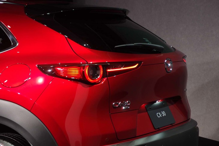 ボディーサイドと同様、リアまわりもダイナミックかつスムーズな曲面で構成されている。