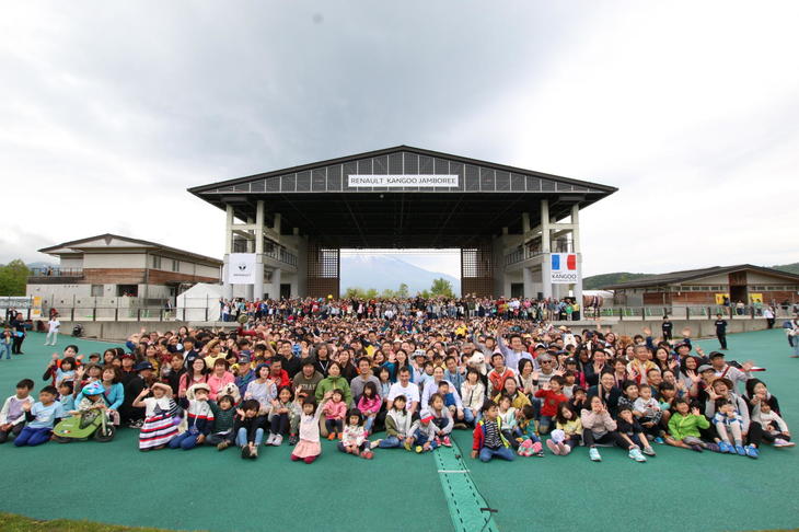 毎年恒例となった記念撮影には、まさにあふれんばかりの多くの来場者が参加。会場スタッフとカメラマンが協力し、なんとか全員を写真に収めた。