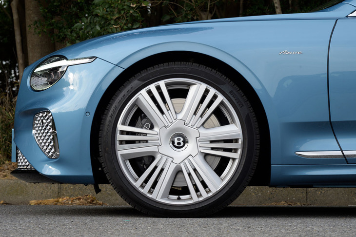 「アズール」は専用デザインの22インチホイールを標準で装着。タイヤサイズは前が275/35R22、後ろが315/30R22で、試乗車はピレリの電動車用オールシーズンタイヤを装着していた。