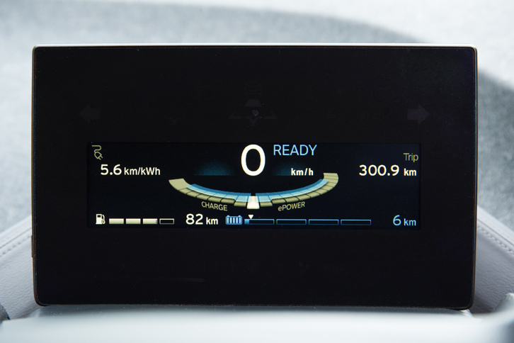 運転席の正面に搭載される、5.7インチのTFTデジタルメーターパネル。今回のテストでは最終的に325kmの距離を走り、13.5リッターの燃料を消費した。