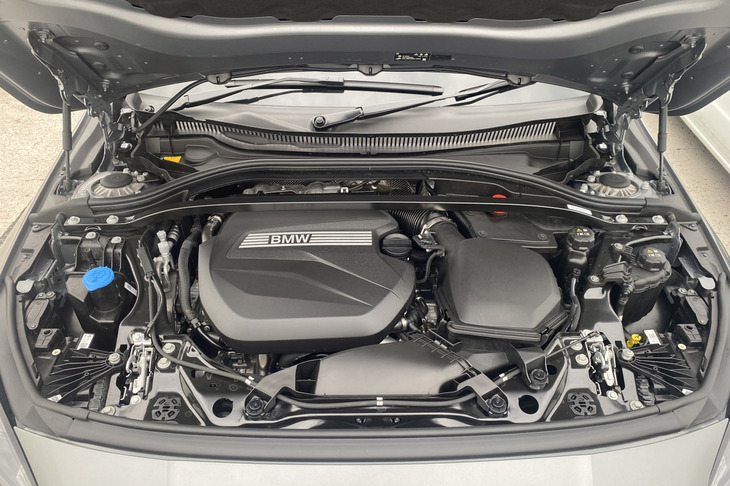 「120d Mスポーツ」は、48Vマイルドハイブリッドの2リッター直4ディーゼルターボエンジンを搭載。エンジン単体では最高出力150PS、最大トルク360N・mを、システムトータルでは同163PS、同400N・mを発生する。