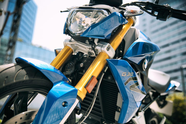 フロントのサスペンションには倒立式フォークを採用。リアはアルミ製スイングアームにスプリング・ストラットの組み合わせとなっている。