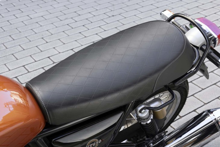 シートはフラットなタンデムタイプ。ひし形の模様やグラブバーはクラシカルなムードも演出する。