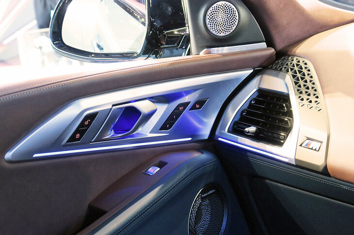 BMW XM（フロントドアコンソール）