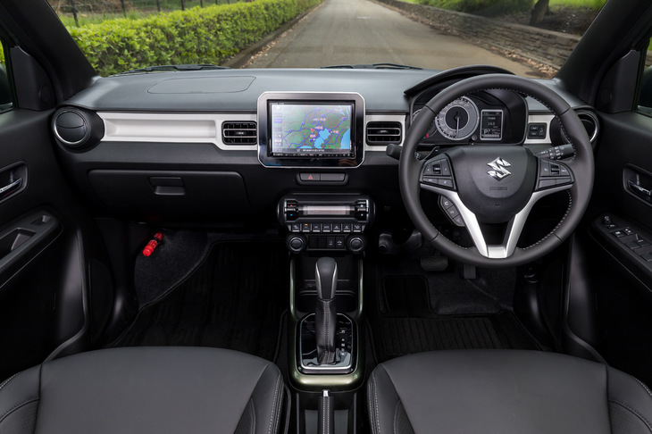 水平基調の、厚みを抑えたデザインが目を引くインストゥルメントパネルまわり。2020年2月の改良により、インテリアではシート表皮の種類や上級グレードに用いられるアクセントカラーが変更された。