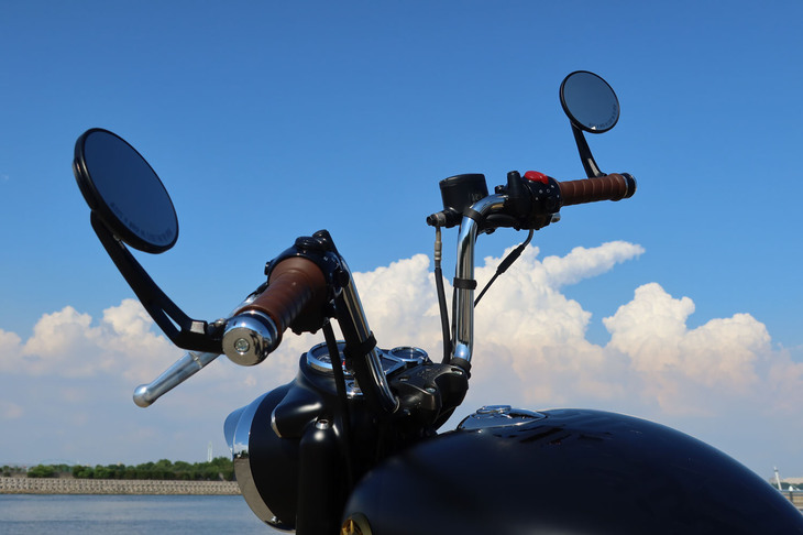 上方に立ち上がったハンドルは、多くのライダーに自然な乗車姿勢をもたらす（はず）。試乗車のバーエンドに装着されたミラーはオプションで、本来のミラーはグリップよりも内側から生えている。