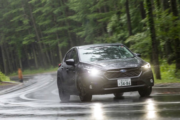 車台は先代モデルと同じ「スバルグローバルプラットフォーム」だが、中身はフルインナーフレーム構造などを採用した専用設計。雨でも安心してドライブできた。