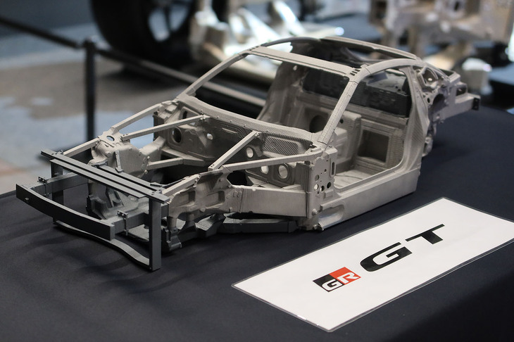 「トヨタGR GT」のオールアルミ骨格のミニチュア。